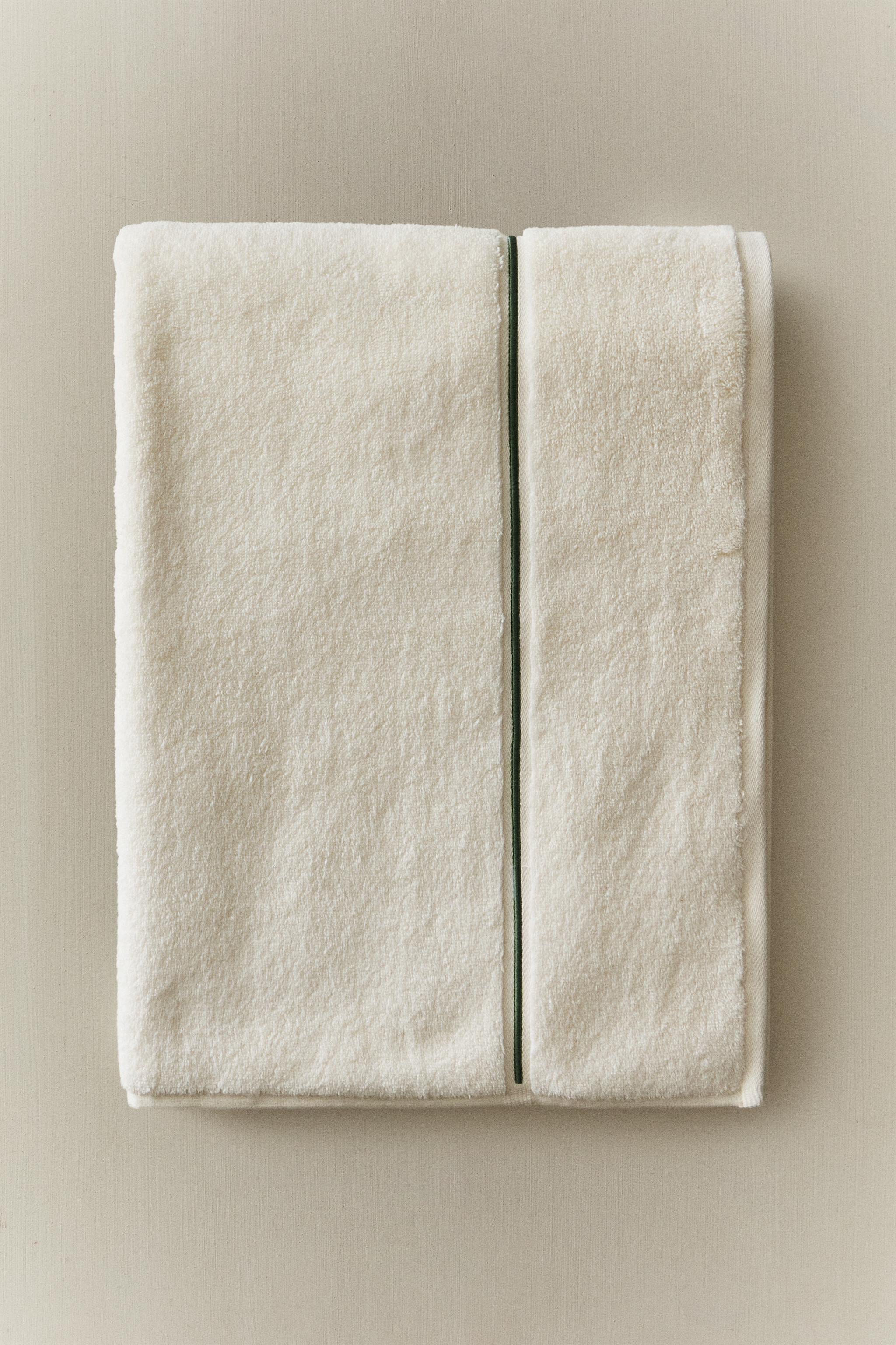 BATH TOWEL WITH EMBROIDERED SCALLOP